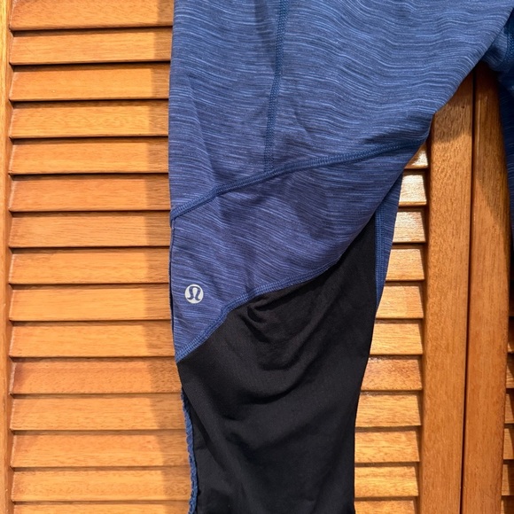Lululemon Women’s Blue Cropped Athletic Active Leggings Sz 10 - Picture 6 of 7